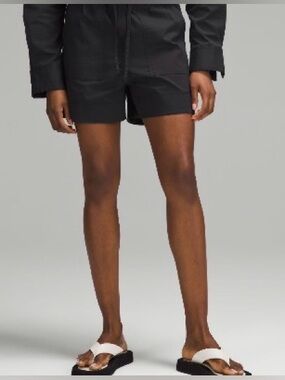 Lululemon cotton blend poplin short- 4”